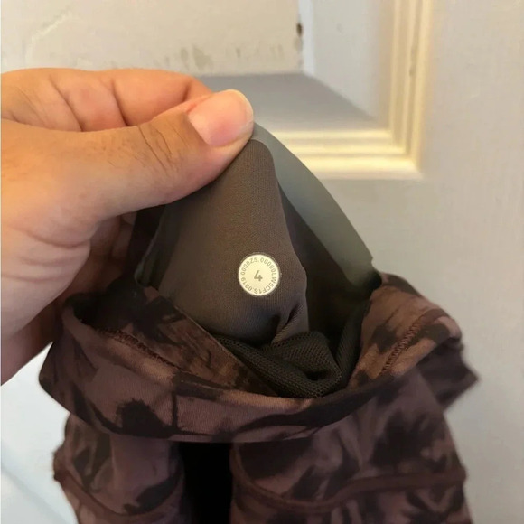 Lululemon In Movement Tight 25" *Everlux Size 4 - Picture 6 of 6